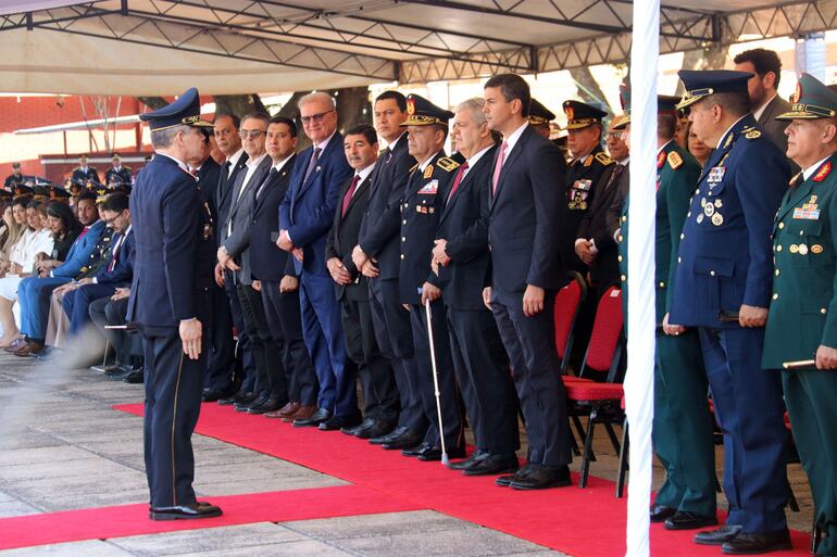 El nuevo comandante de la Policía, comisario general director Carlos Humberto Benítez González, se presenta ante el presidente de la República, Santiago Peña Palacios. Fue en la Academia de Policía de Luque.