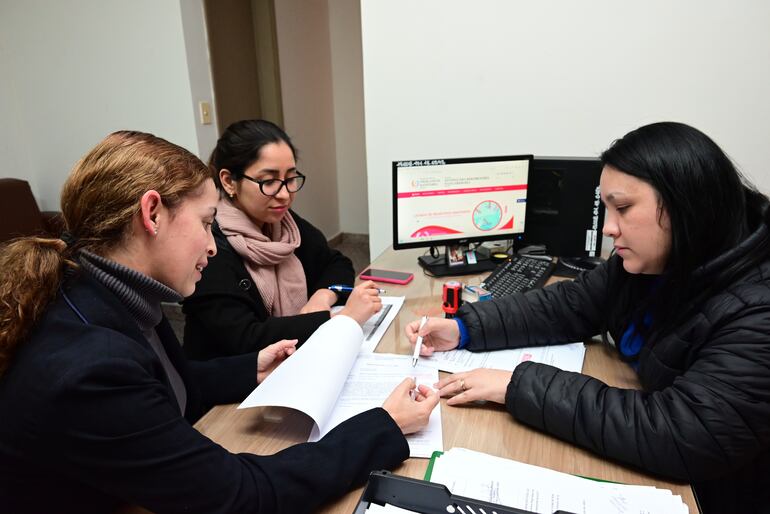 Cathia Cano, directora de Registro de Medicamentos; Cledia Zayas, directora general de Registros y Sandra Bareiro, vicedirectora de Dinavisa, son las encargadas de verificar los registros de fármacos.