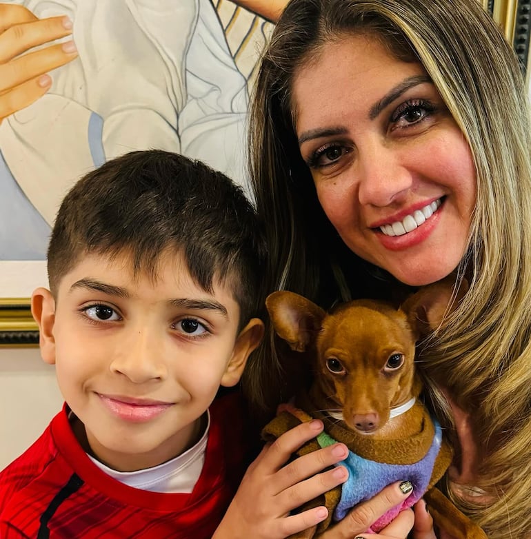 Leonel posando feliz con su mami Alicia Ramírez y su tierna mascota. (Instagram/Alicia Ramírez)