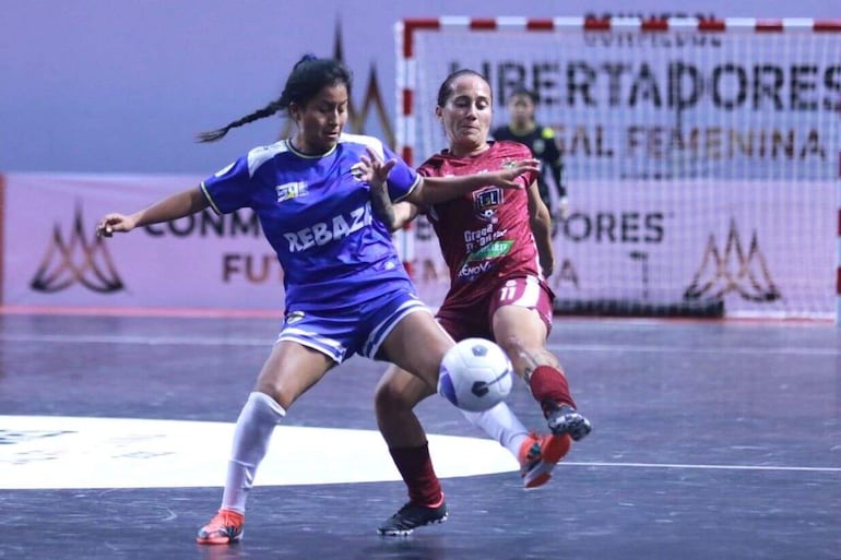 La ysateña Rosa Aquino (d) disputa el balón con la jugadora incaica, en el juego que las paraguayas le ganaron ayer a Marte.