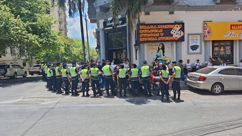 Manifestación de mujeres aspirantes a policías que denuncian discriminación en el ingreso a Isepol.