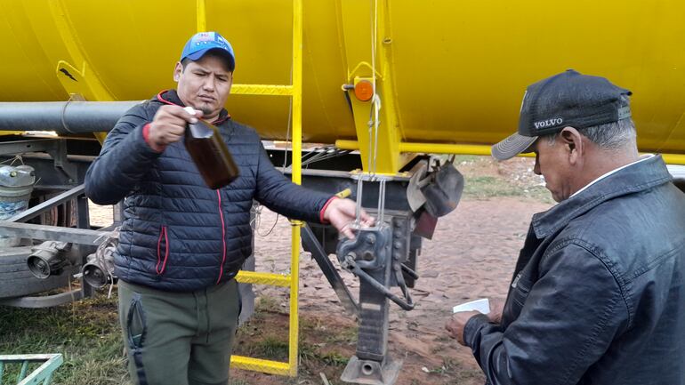 Combustible robado de un camión cisterna con chapa boliviana y  recuperado en la zona de Ñemby será verificado.