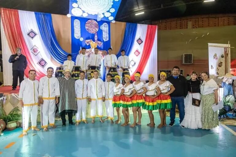 El elenco de danza “Los pardos libres”, de tambores y bailarines de la comunidad afrodescendiente de Emboscada.