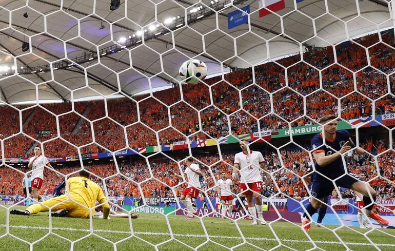 Hamburg (Germany), 16/06/2024.- Wout Weghorst (R) of the Netherlands celebrates scoring the 1-2 winning goal during the UEFA EURO 2024 group D match between Poland and Netherlands, in Hamburg, Germany, 16 June 2024. (Alemania, Países Bajos; Holanda, Polonia, Hamburgo) EFE/EPA/ROBERT GHEMENT
