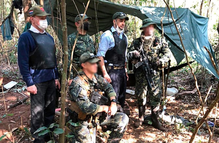 Mario Abdo Benítez posa en el campamento del EPP con militares. Se informó que fue al lugar porque la fallecida era Magna Meza; en su entorno respondieron que fue a respaldar a la FTC.