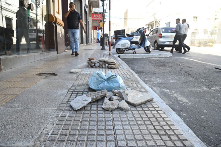 Remiendos a última hora de veredas en mal estado. La Comuna debe exigir a los frentistas tener en buen estado las aceras.