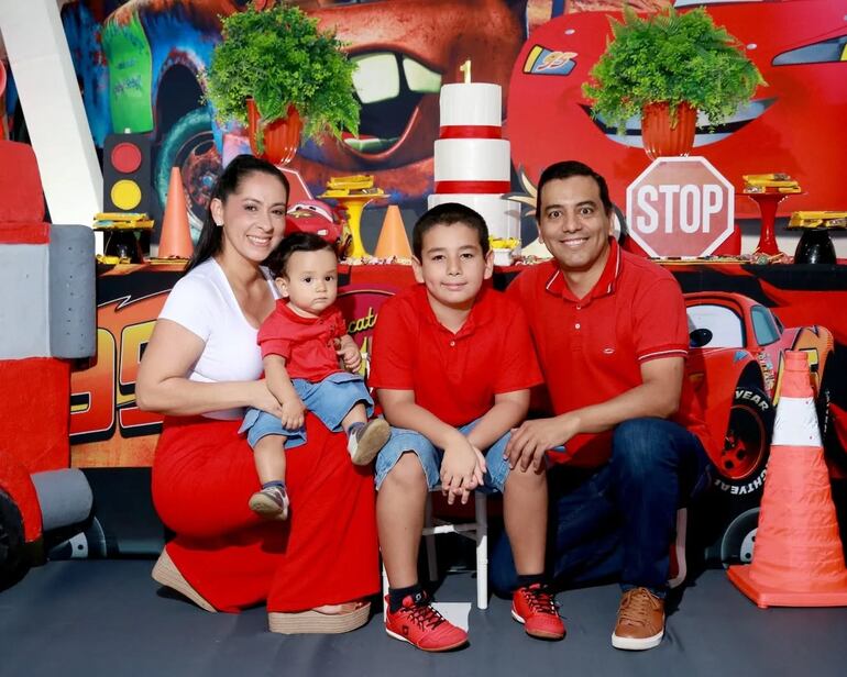 El cumpleañero Matías con sus papis Lilian Reyes y Rubén Darío Orué, y su hermanito Santi.