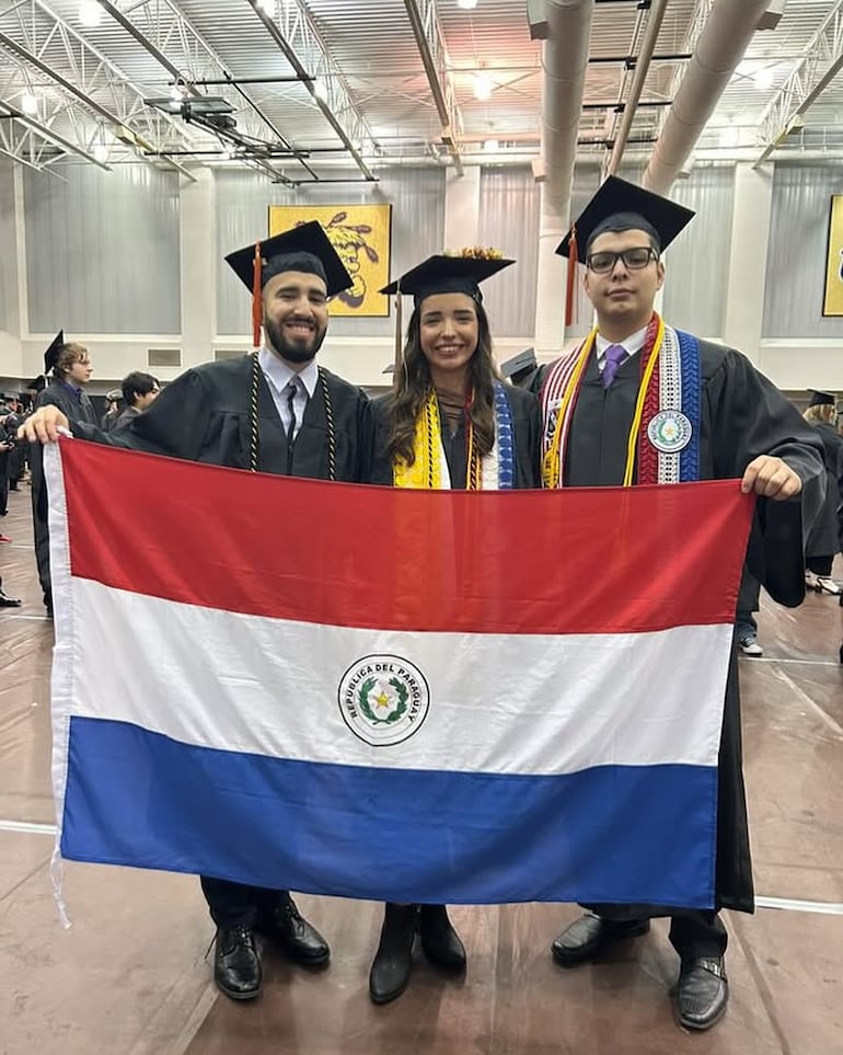 Marcos Ezequiel Vera,  Aracely Martinez y  Fabrizio Daniel Montorfano, recibieron su diploma en Wichita State University.