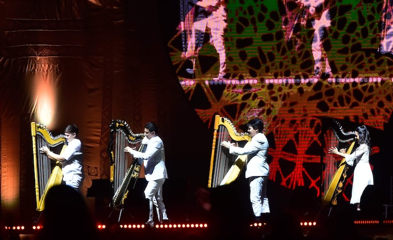 Los arpistas Adrián Toledo, Marcelo Rojas, Martín Portillo y Alexandra Britos.