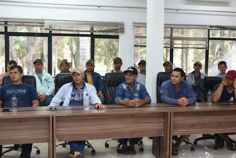 Los productores y acopiadores participaron de una mesa de diálogo en la Gobernación del Alto Paraná.