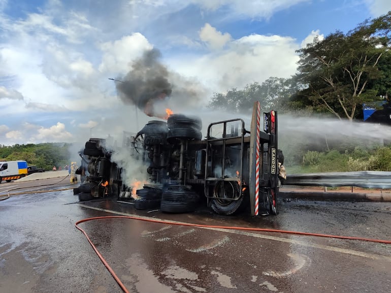 Camión cisterna volcó y se incendió en Caacupé.