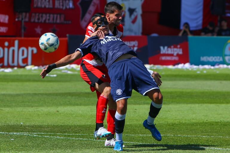 Alex Arce, de Independiente Rivadavia, en el último duelo ante Villa Dálmine.