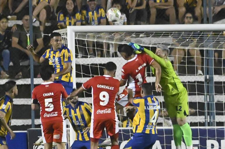 El arquero de Luqueño, Alfredo Aguilar, llega con lo justo para despejar un balón aéreo.