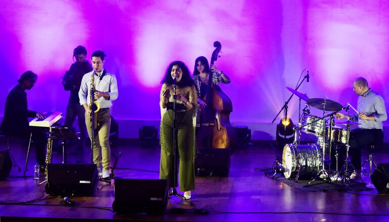 El grupo Joaju en esta fotografía actuando en compañía de Flor Giménez.