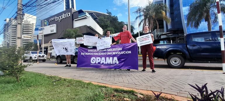 Pasajeros organizados se manifestaron frente a la oficina de Jaha.