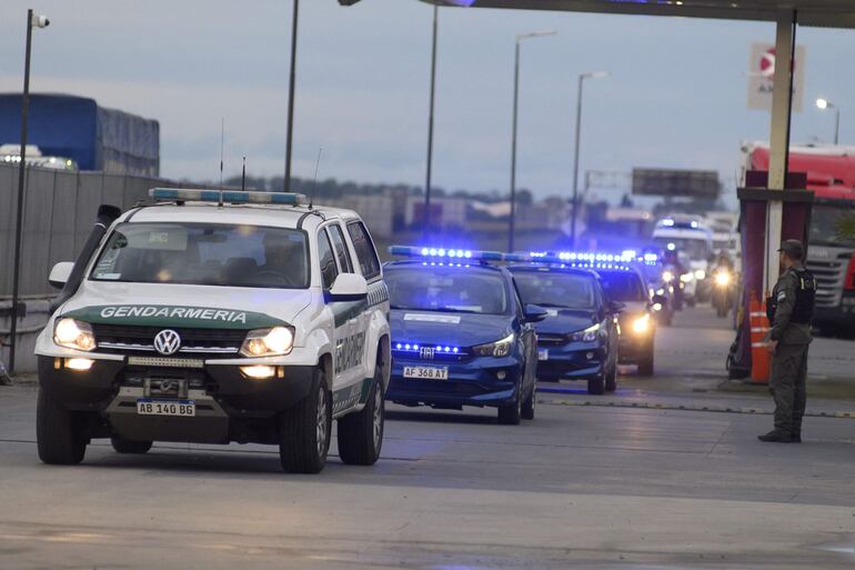 Miembros de las fuerzas federales de Argentina llegan a Rosario, provincia de Santa Fe.