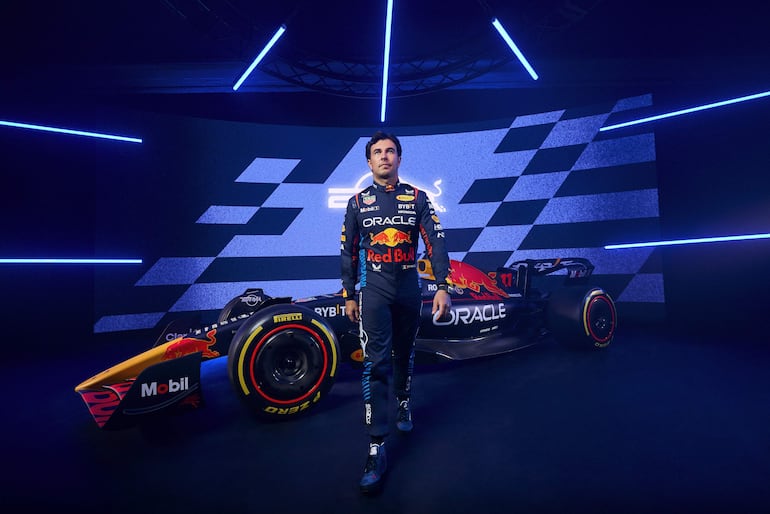 El mexicano Sergio Pérez en el lanzamiento del RB20 de Red Bull Racing 2024, en Londres.