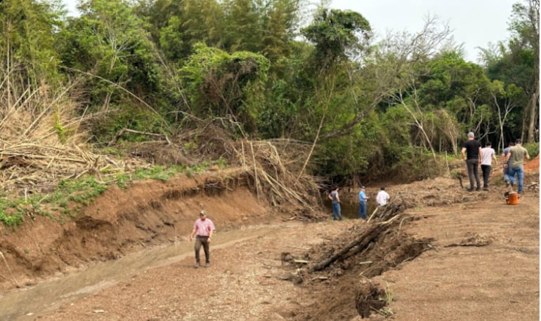 Intervienen zona de cultivo de una empresa privada por la mortandad de peces en el cauce del río Pirapó.