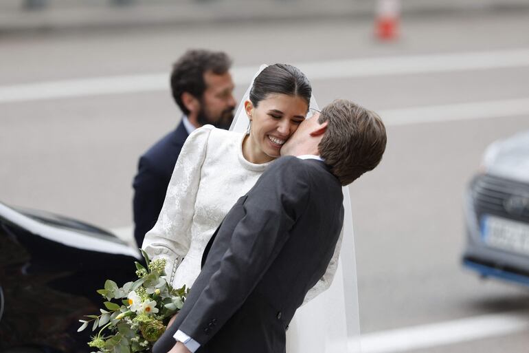 José Luis Martínez Almeida y la abogada española Teresa Urquijo se besan en las mejillas luego de casarse. 
