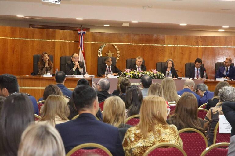 Ministros de la Corte Suprema Manuel Ramírez Candia y Eugenio Jiménez Rolón, entre otros disertantes, en el III Encuentro interinstitucional y de egresados de la Universidad de Bolonia en Latinoamérica.  