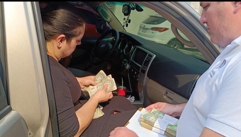 Momento en que se hacía la contabilización del dinero encontrado dentro de una camioneta en Villa Morra (gentileza). .