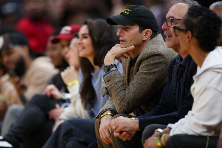 Ashton Kutcher y Mila Kunis asistieron al encuentro entre Indiana Fever y Los Ángeles Sparks en el Crypto.com Arena. (Harry How/Getty Images/AFP)
