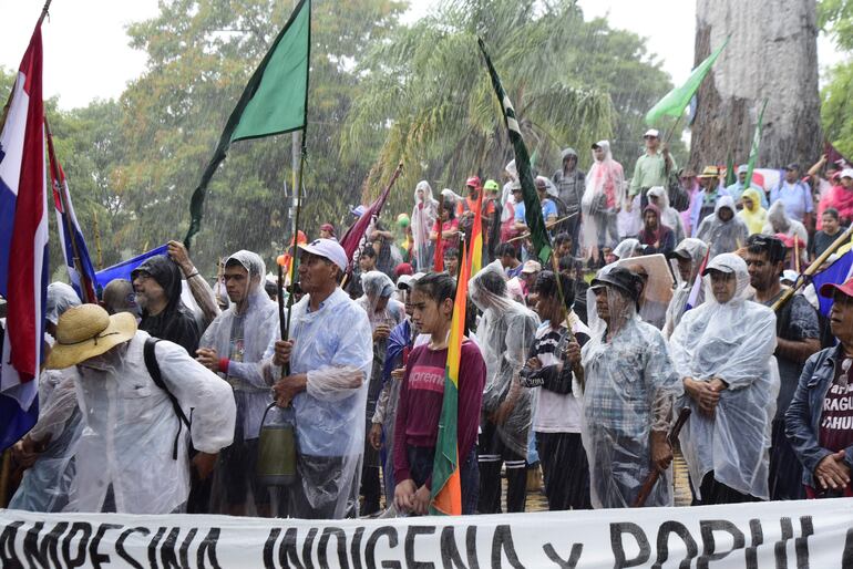 El agua fría bañando a los campesinos e indígenas, quienes tiritando escuchaban estoicos los discursos, en momentos gritando consignas alusivas a sus reivindicaciones. "Reforma agraria, urgente y necesaria", la principal.