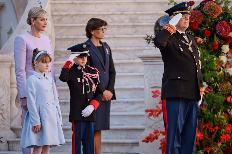 La princesita Gabriella, la princesa Charlene, el principito Jacques, la princesa Estefanía y el príncipe Alberto II de Mónaco luciendo sus mejores galas. (Frederic DIDES / AFP) 