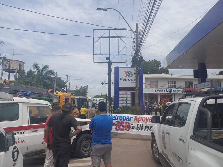 La base instalada para ubicar el cartel se encuentra muy cerca del tendido eléctrico de la Administración Nacional de Electricidad (ANDE).