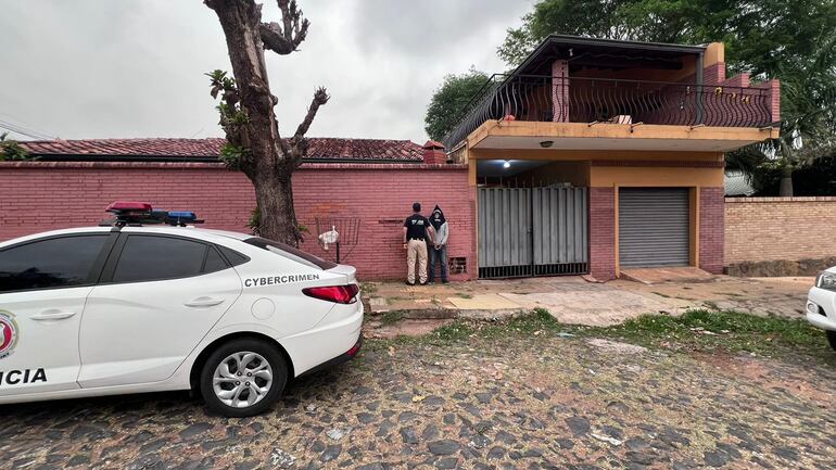 El joven de 23 años es hijo de una antigua empleada de la casa, y se aprovechó de la confianza para usar los datos bancarios del octogenario.