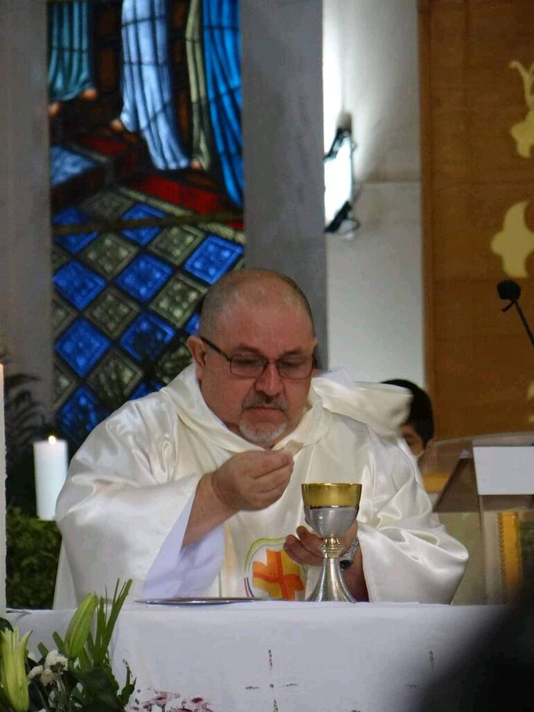 Padre Felipe Martínez, de la iglesia San Francisco de Asís de Atyrá.
