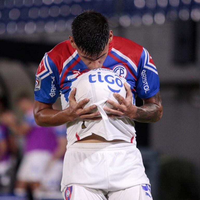 El futbolista Robert Morales dedicando un gol a su esperada Renatita. (Instagram/Belén Parini)