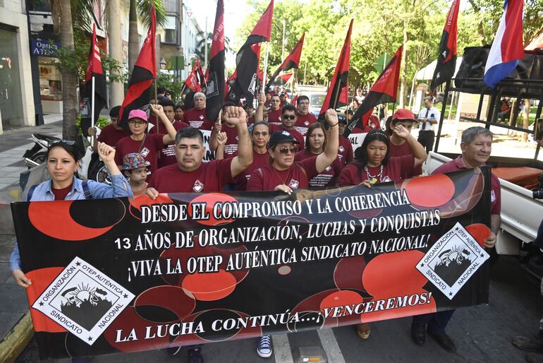 Docentes de la Otep - Auténtica marcharon en los alrededores del Panteón de los Héroes por el Día del Maestro.