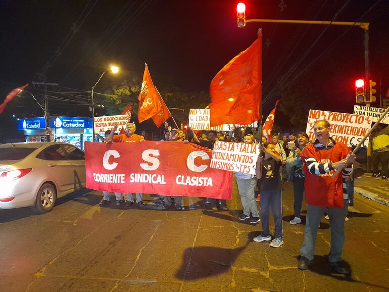 Manifestación contra los malos manejos administrativos en el Instituto de Previsión Social (IPS).