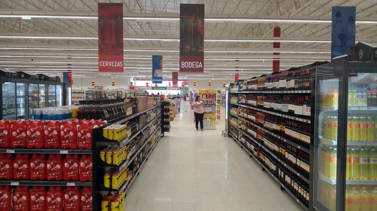 Bebidas nacionales e importadas se encuentran en el área de la bodega de Hipermercados Luisito.