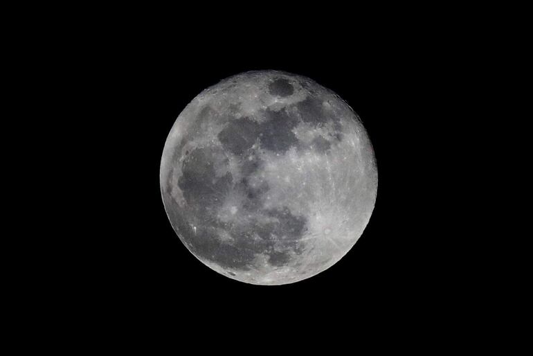 El fenómeno se da debido a que en estos días de agosto, la luna está a un distancia de 363.300 kilómetros, es decir, mucho más cerca de lo que habitualmente suele estar de la tierra.