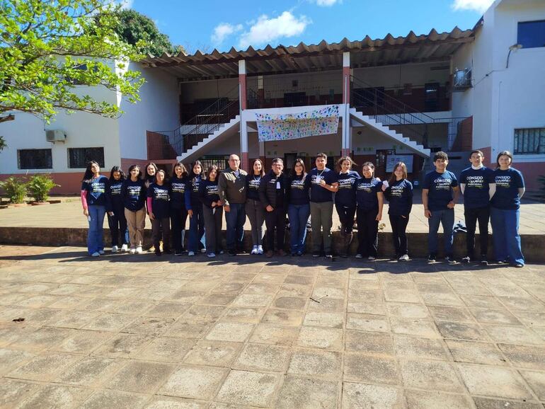 Los miembros del Consejo Juvenil, en el centro los coordinadores, Nidia Barrios, Arnaldo Larrea y el párroco Osmar López.