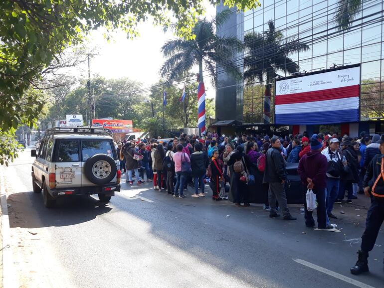 Varias familias frente al Ministerio de Desarrollo Social (MDS).