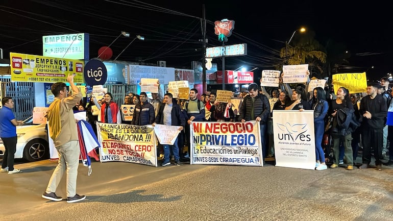 Parte de la manifestación dedicaron al ex presidente Horacio Cartes, "Cartes basura vos sos la dictadura".