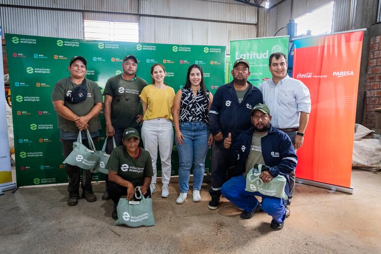 Recicladores de base que trabajan con distintos centros de acopio en el área metropolitana de Asunción recibieron kits de protección para uso diario de parte de Coca-Cola Paresa y Soluciones Ecológicas.