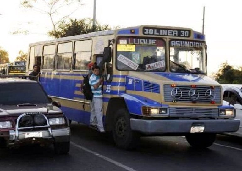 Colectivo de la Línea 30. (Archivo)