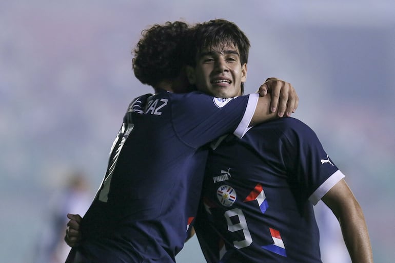 Los jugadores de la selección de Paraguay celebran la clasificación a la final del Sudamericano Sub 15 en el estadio Ramón Tauichi Aguilera, en Santa Cruz de la Sierra.