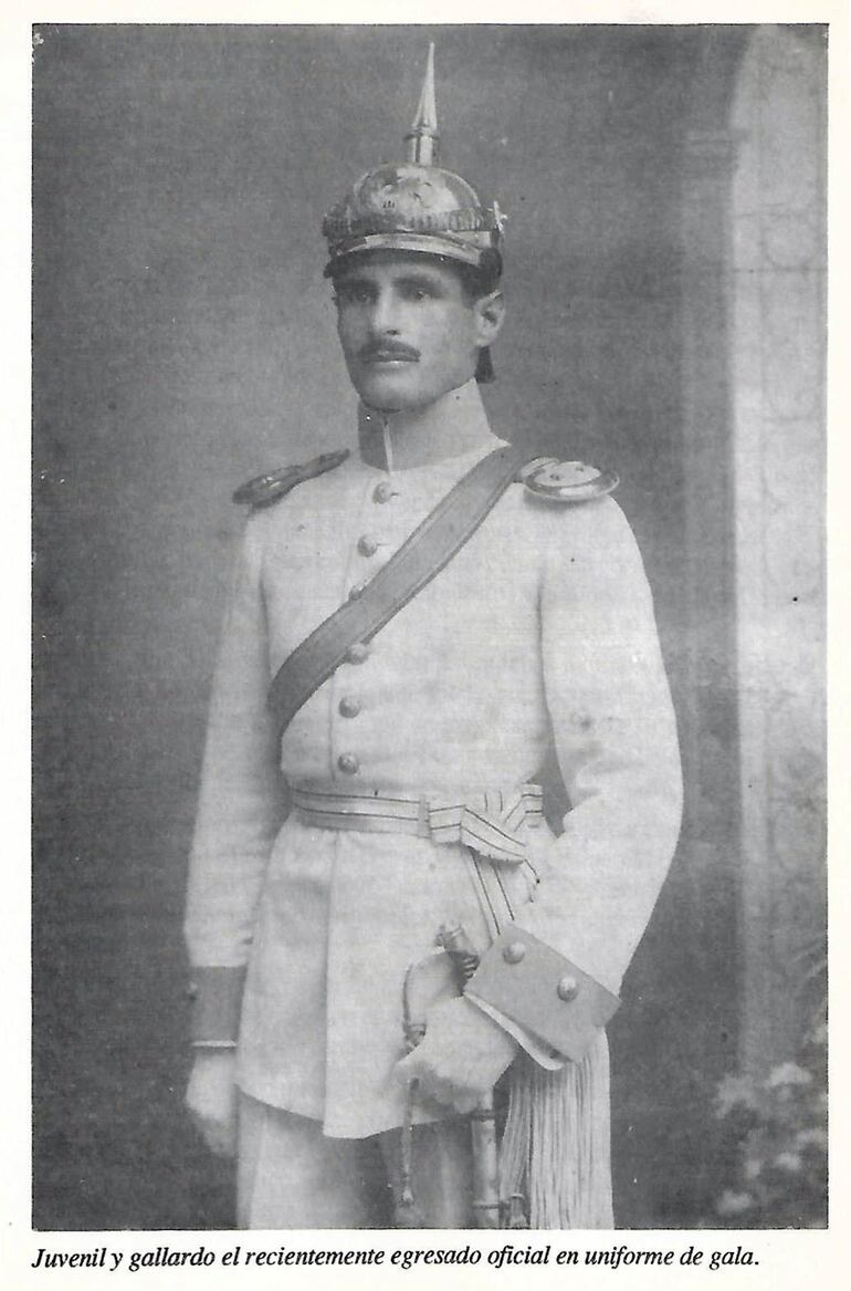 El TCnel. Luis Irrazábal con su uniforme de gala en su juventud. Luego se convertiría en el Héroe de Nanawa.