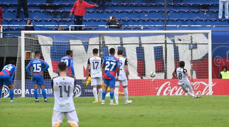 Penal ejecutado por Ronal Domínguez, jugada en la que se reclamó un doble toque a la hora de ejecución.