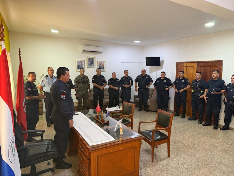 El director de Canindeyú, comisario Rafael González, reunido con los nuevos jefes de comisarías de Canindeyú, tras los cambios resueltos.