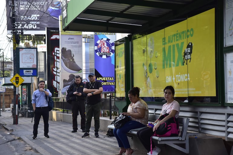 Los usuarios del transporte público de pasajeros siguen esperando mejoras en el servicio.