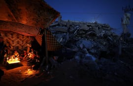 Palestinos acampan entre los escombros de sus casas destruidas, Gaza, 2021. Foto: Reuters