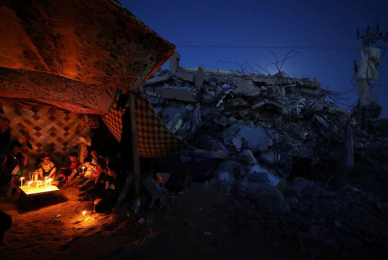 Palestinos acampan entre los escombros de sus casas destruidas, Gaza, 2021. Foto: Reuters