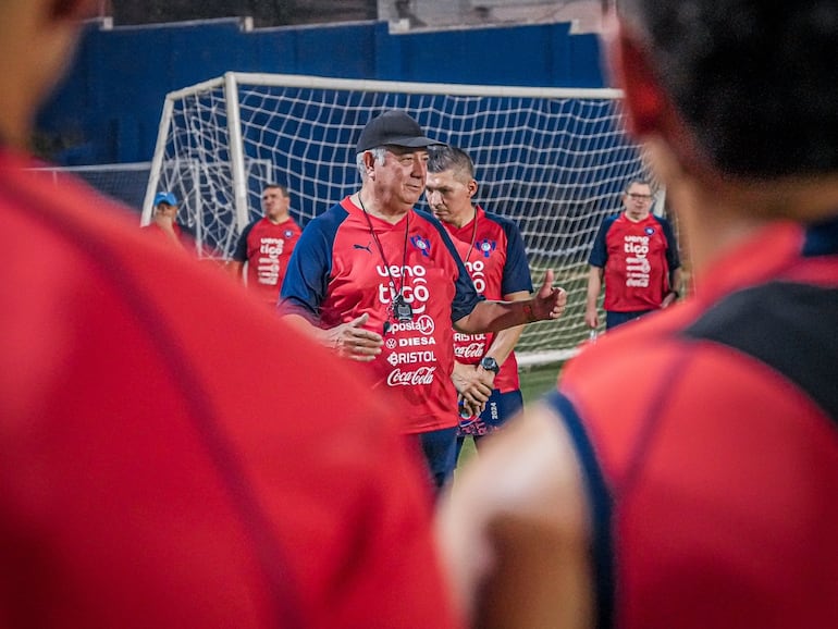 El paraguayo Carlos Jara Saguier (c) en la primera movilización como entrenador de Cerro Porteño en el estadio La Ollita, en Asunción.