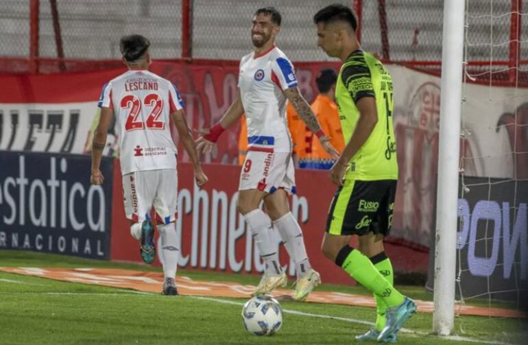 El paraguayo Gabriel Ávalos (c), atacante de Argentinos Juniors, celebra un gol en el partido frente a Barracas Central por la Copa de la Liga Profesional.